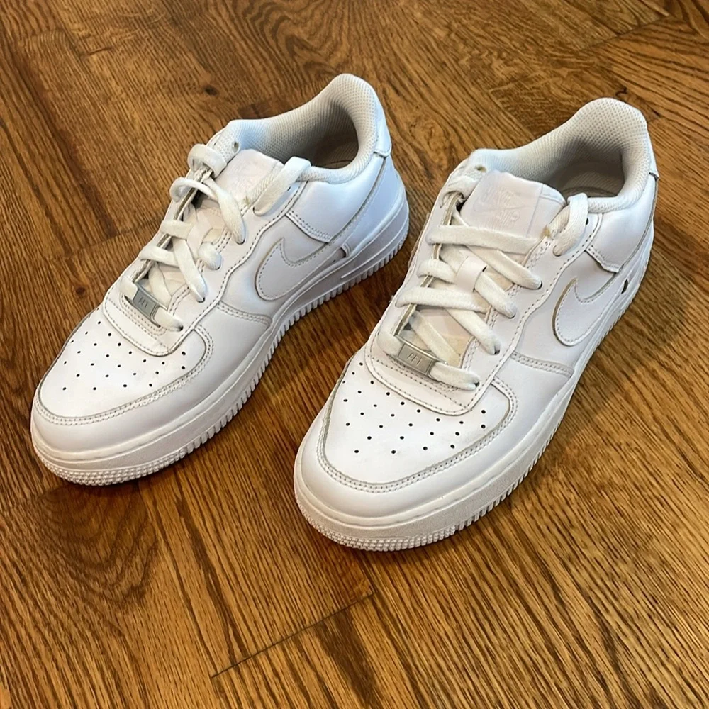 Nike Air Force 1 LE Sneakers/Tennis Shoes. Size 6Y. Excellent Condition.